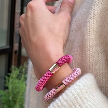 Våre helt nye Rosa sløyfe-hårstrikker som kommer i to ulike rosa nyanser. Kan også brukes som armbånd.