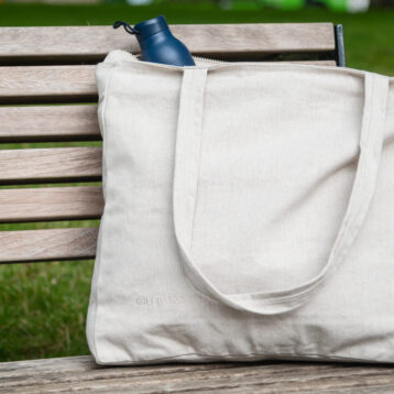 Bilde av bag plassert på en bybenk.
