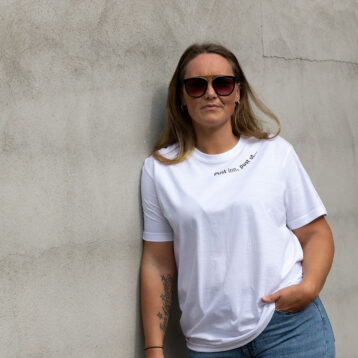 Bilde av kvinne med solbriller og hvit tskjorte.